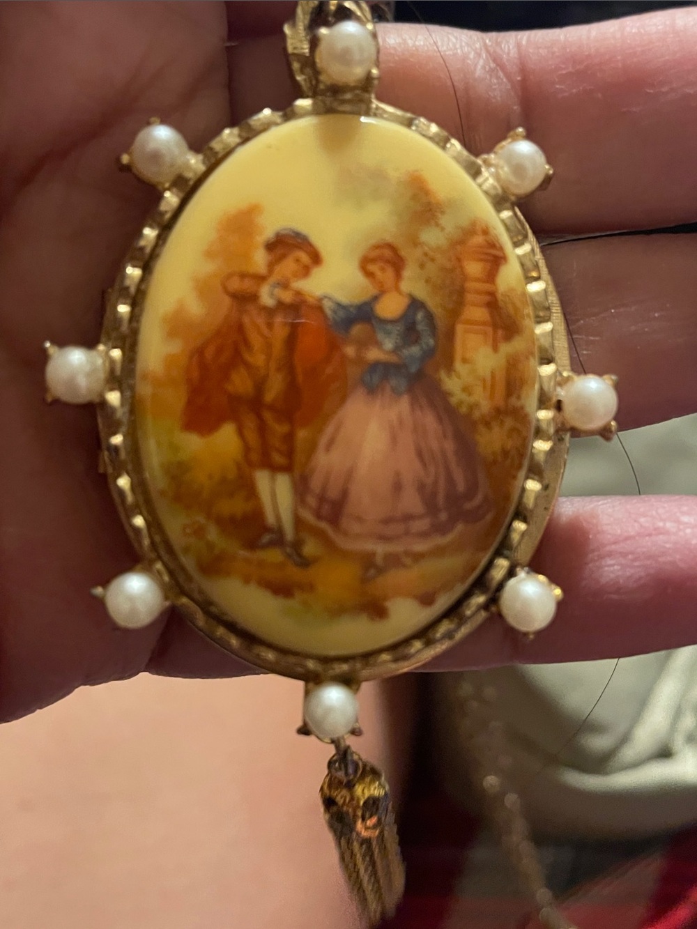 Unique Gold Tone Portrait Pendant Necklace - Women Jewelry - Picture 2 of 11